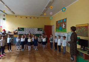 Dzieci śpiewają piosenkę pt. Marcowy kwiatek